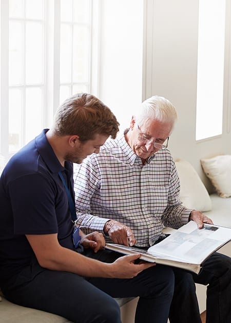 Hosparus volunteer veteran working with team